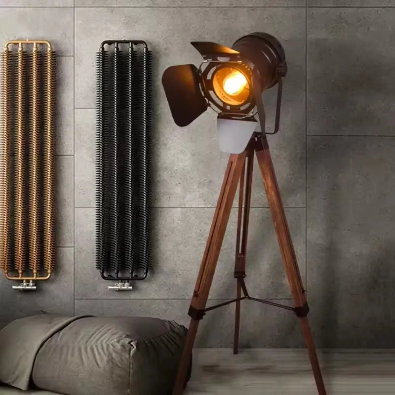 Vintage industrijska drvena podna svjetiljka — Loft stojeća svjetiljka sa željeznim sjenilom