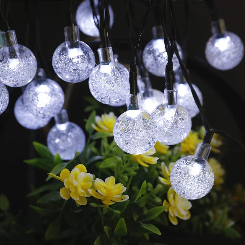 Solarne LED lampice u obliku kristalne kugle – vanjska vrtna i party rasvjeta
